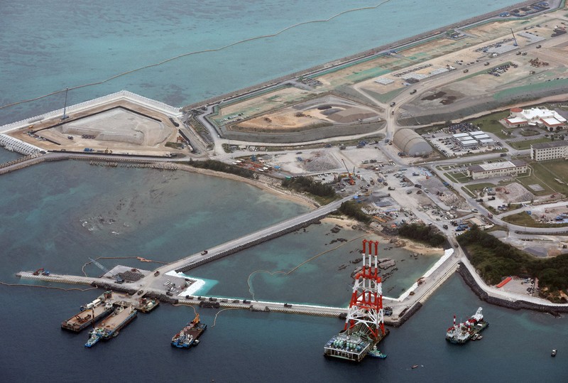 沖縄の財産」辺野古の海に土砂 生態系の破壊に抗議の座り込み | 毎日新聞