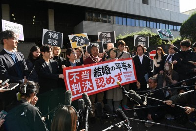 東京高裁の合憲判決を受けて取材に応じる原告ら＝東京都千代田区で2025年11月28日午前11時49分、内藤絵美撮影