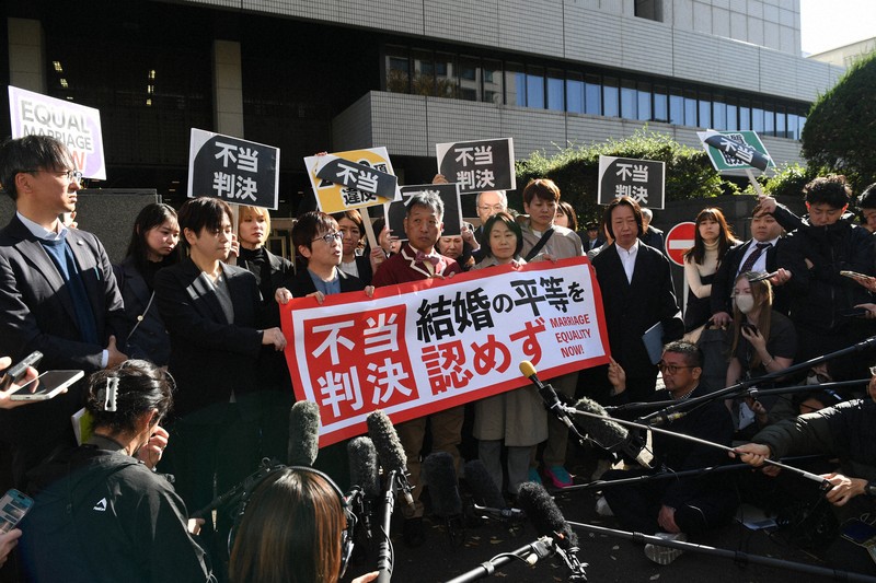 東京高裁の合憲判決を受けて取材に応じる原告ら＝東京都千代田区で2025年11月28日午前11時49分、内藤絵美撮影