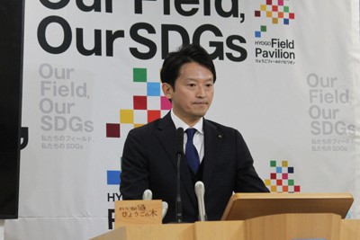記者会見で質問を聞く斎藤元彦兵庫県知事＝神戸市中央区で、2025年11月28日午前11時54分、栗田亨撮影