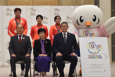 小池百合子知事（前列中央）と並ぶアダム・コーサ会長（同右）や日本選手ら＝新宿区の都庁で、2025年11月28日午後0時52分、加藤昌平撮影