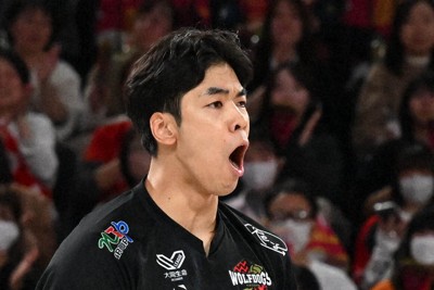 東京グレートベアーズ戦でスパイクを決め、声を上げるウルフドッグス名古屋の宮浦健人選手＝トヨタアリーナ東京で2025年11月13日、平川義之撮影