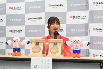 メダル獲得会見に臨んだ菰方里菜選手＝京都市中京区で2025年11月28日午後2時27分、日高沙妃撮影
