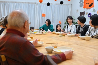 コレクティブハウス「かんかん森」の食堂に集まって食事をする居住者たち＝東京都荒川区で2025年10月26日、新宮巳美撮影