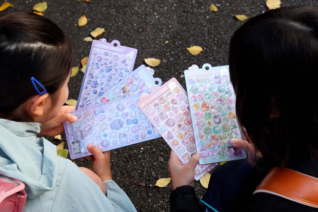 3D 'Bonbon Drop' stickers hugely popular, sell out at many stationery stores in Japan - The Mainichi