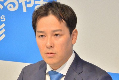 前橋市長選への出馬を表明する丸山彬氏＝同市で2025年11月28日、庄司哲也撮影