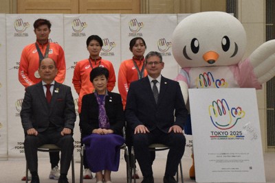 小池百合子知事（前列中央）と並ぶアダム・コーサ会長（同右）や日本選手ら＝新宿区の都庁で
