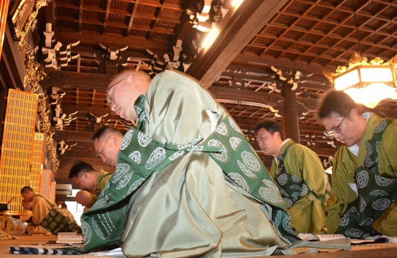 揺れる体、念仏力強く 東本願寺で僧侶70人 親鸞しのび坂東曲 ／京都