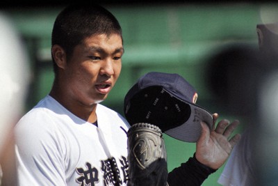 秋季九州大会の有明戦で、イニング間に仲間に声をかける沖縄尚学の末吉