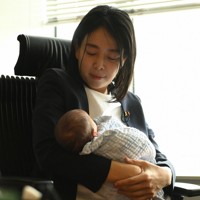 赤ちゃんを抱きながら取材に応じる五十嵐衣里衆院議員＝東京都千代田区で2025年10月30日、内藤絵美撮影