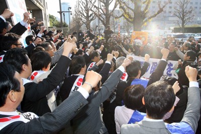 国会前に集合した超党派の国会議員らと気勢をあげる「年越し派遣村」のボランティアや失業者たち＝東京都千代田区で2009年1月5日午後0時56分、武市公孝撮影