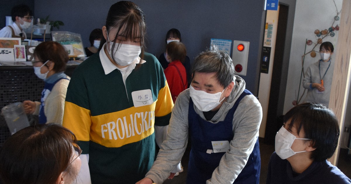 「注文を間違えるカフェ」　認知症の店員、寛容な空間に広がる笑顔