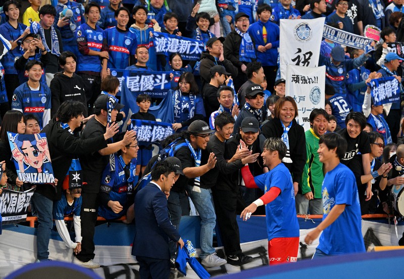 スタジアムは青一色に 水戸ホーリーホックがJ2初優勝、悲願の昇格