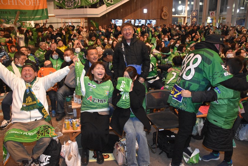 ヴァンラーレ八戸、初のJ2昇格 地元PV会場ではサポーター歓喜 | 毎日新聞