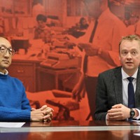 ウォール・ストリート・ジャーナルのジェイソン・ダグラス東京支局長（右）と日本版の西山誠慈編集長＝東京都千代田区で2025年11月25日、和田大典撮影