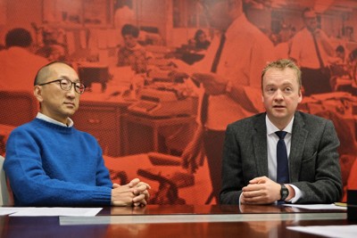 ウォール・ストリート・ジャーナルのジェイソン・ダグラス東京支局長（右）と日本版の西山誠慈編集長＝東京都千代田区で2025年11月25日、和田大典撮影