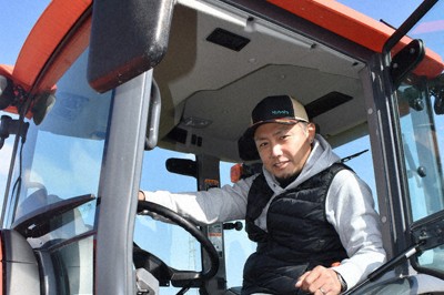 トラクターに乗る不破大介さん＝富山県高岡市で2025年11月14日、浜名晋一撮影