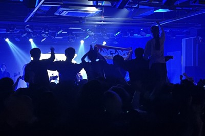 中国では今年最後となった日本のアイドルグループ「MAGMAZ」のライブで盛り上がる観客たち＝上海市で2025年11月23日午後8時44分、松倉佑輔撮影