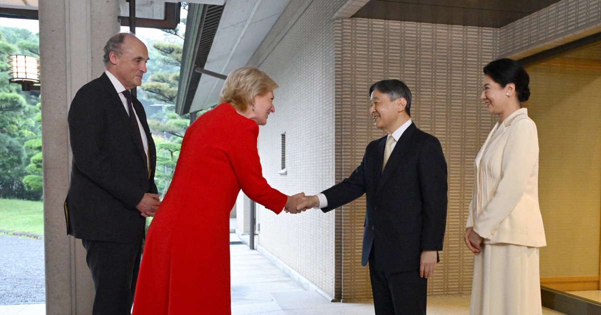 皇室スケッチ：天皇陛下、万博で国際親善 ヨーグルトから音楽まで多様