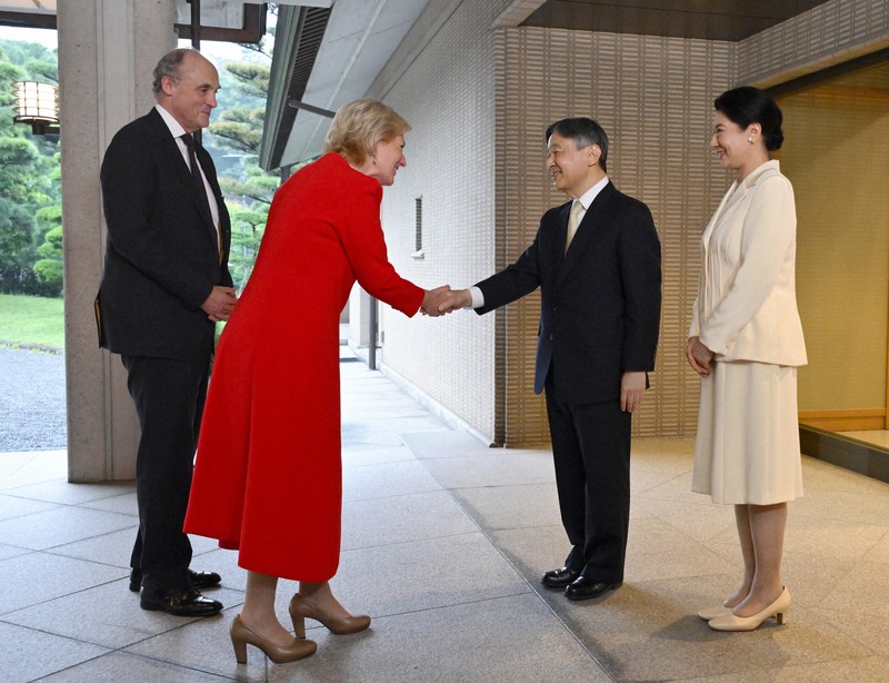 皇室スケッチ：天皇陛下、万博で国際親善 ヨーグルトから音楽まで多様