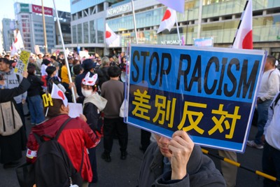 「ヘイトスピーチをやめろ」　各地の「移民反対デモ」に抗議活動