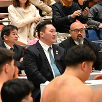 アマチュア相撲の全日本選手権で、開会式を見つめる白鵬翔氏（中央左）＝東京・両国国技館で2025年11月30日午前10時過ぎ、飯山太郎撮影