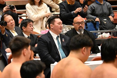 アマチュア相撲の全日本選手権で、開会式を見つめる白鵬翔氏（中央左）＝東京・両国国技館で2025年11月30日午前10時過ぎ、飯山太郎撮影