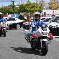 秋の全国交通安全運動の出動式を終え、取り締まりに向かう白バイやパトカー＝三重県名張市役所で2025年9月21日午前11時13分、山口敬人撮影