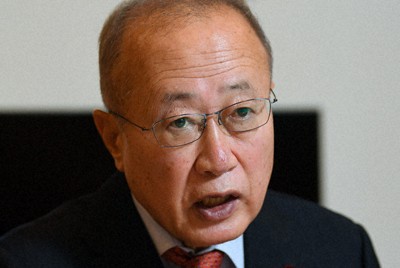 朝鮮新報を見ながらインタビューに答える有田芳生さん＝東京都千代田区で、宮本明登撮影