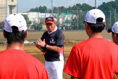 中学生に野球をする心構えや技術を教える森士さん（中央）＝ファイアーレッズメディカルスポーツクラブ提供