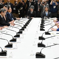 政府与党連絡会議で発言する高市早苗首相（右から2人目）。左から4人目は日本維新の会・吉村洋文代表＝首相官邸で2025年12月1日午後0時11分、平田明浩撮影