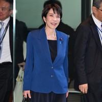 首相官邸に入る高市早苗首相＝2025年12月1日午前11時40分、平田明浩撮影