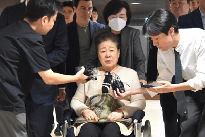 世界平和統一家庭連合（旧統一教会）トップの韓鶴子総裁（中央）＝ソウル市の特別検察事務所が入るビルで2025年9月17日午後7時33分、福岡静哉撮影