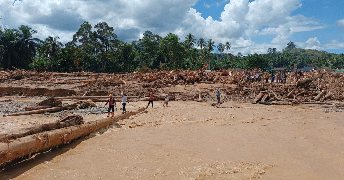 インドネシア豪雨、スマトラ島の死者数は600人超 | 毎日新聞