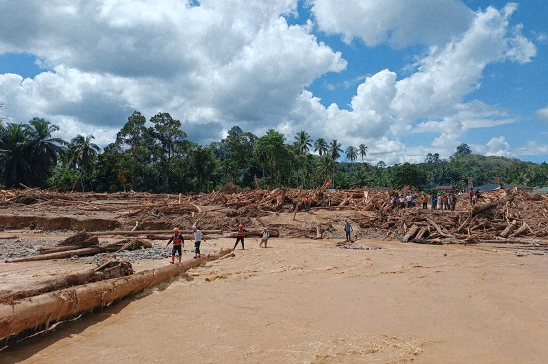 インドネシア豪雨、スマトラ島の死者数は600人超 | 毎日新聞