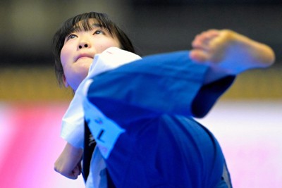 テコンドー・プムセ個人女子準々決勝で演武する星野萌選手＝東京都中野区の区立総合体育館で2025年11月22日、渡部直樹撮影