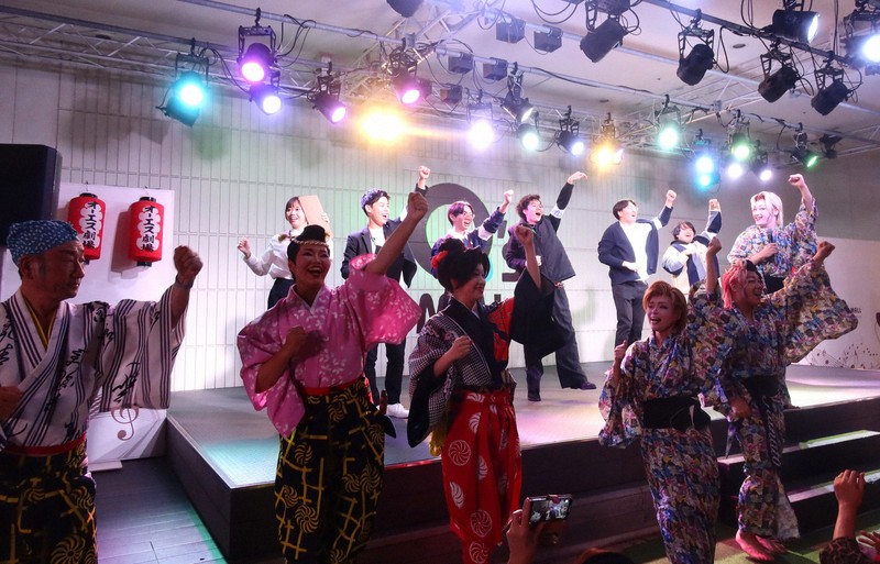 大阪・西成の老舗劇場、新規ファン獲得に向け出張公演 学生ら発案