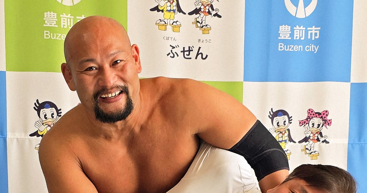 Mayor of southwest Japan city, pro wrestler 'fight it out' to promote local event