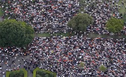 参院選の選挙戦最終日、候補者らの街頭演説に集まった大勢の人たち＝東京都港区で2025年7月19日、本社ヘリから撮影