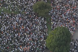 参院選の街頭演説に集まった人たち＝東京都港区で2025年7月19日、本社ヘリから