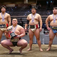 全日本相撲選手権の入賞者（左から）2位・大森康弘、優勝・鮫島輝、3位・三輪隼斗、バヤルボルド