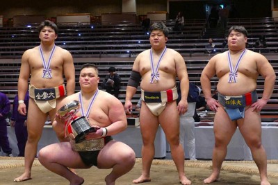 全日本相撲選手権の入賞者（左から）2位・大森康弘、優勝・鮫島輝、3位・三輪隼斗、バヤルボルド