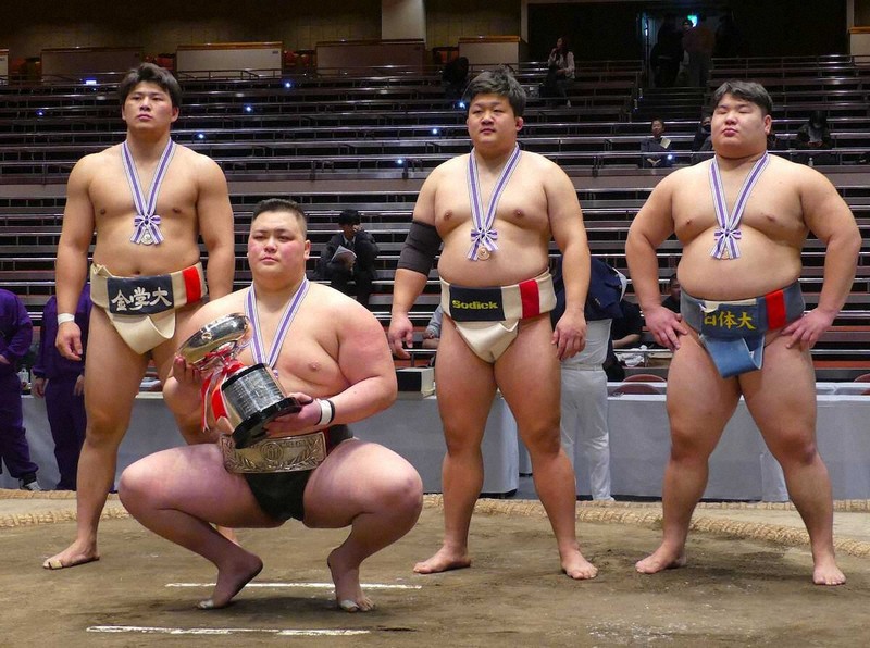 全日本相撲選手権の入賞者（左から）2位・大森康弘、優勝・鮫島輝、3位・三輪隼斗、バヤルボルド