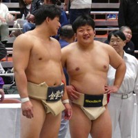 表彰式前、準優勝の大森康弘（左）と言葉を交わす3位の三輪隼斗