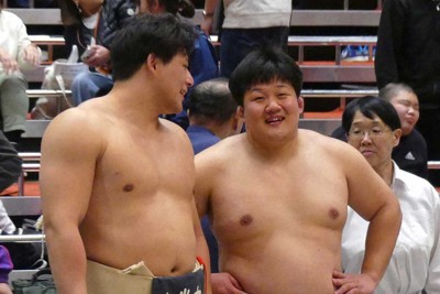 表彰式前、準優勝の大森康弘（左）と言葉を交わす3位の三輪隼斗