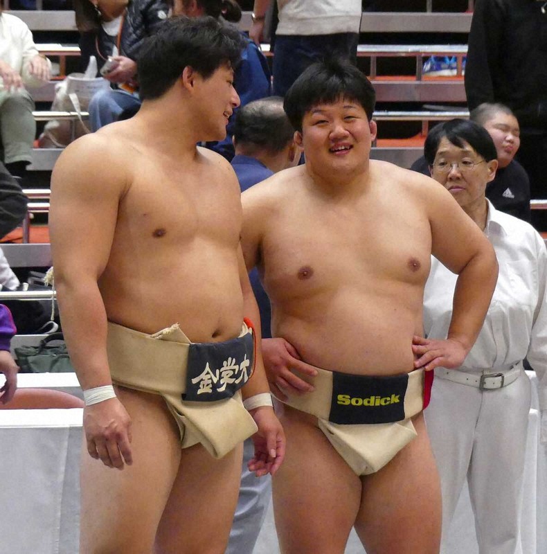 表彰式前、準優勝の大森康弘（左）と言葉を交わす3位の三輪隼斗