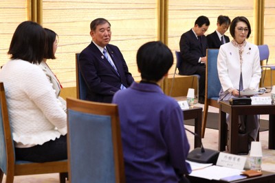 Prime Minister Shigeru Ishiba, back left, delivers opening remarks at a roundtable discussion on "local regions chosen by young people and women" at the prime minister's office in Tokyo on March 31, 2025. Junko Mihara, minister for gender equality, is seen at right. (Mainichi/Yuki Miyatake)