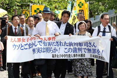 Shoshi Maekawa, center, heads to the Kanazawa branch of the Nagoya High Court with his lawyers and others, in Kanazawa, Ishikawa Prefecture, on July 18, 2025. (Mainichi/Masashi Mimura)