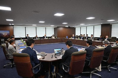 A subcommittee of the Central Minimum Wages Council holds discussions on raising the guidelines for minimum wages in Japan, at the Ministry of Health, Labor and Welfare on Aug. 4, 2025, in Tokyo. (Mainichi/Aya Shiota)