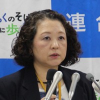 Rengo chief Tomoko Yoshino discusses the significance of abolishing the "Category III insured persons" system during a press conference in Tokyo's Chiyoda Ward on Oct. 18, 2024. (Mainichi/Haruka Udagawa)